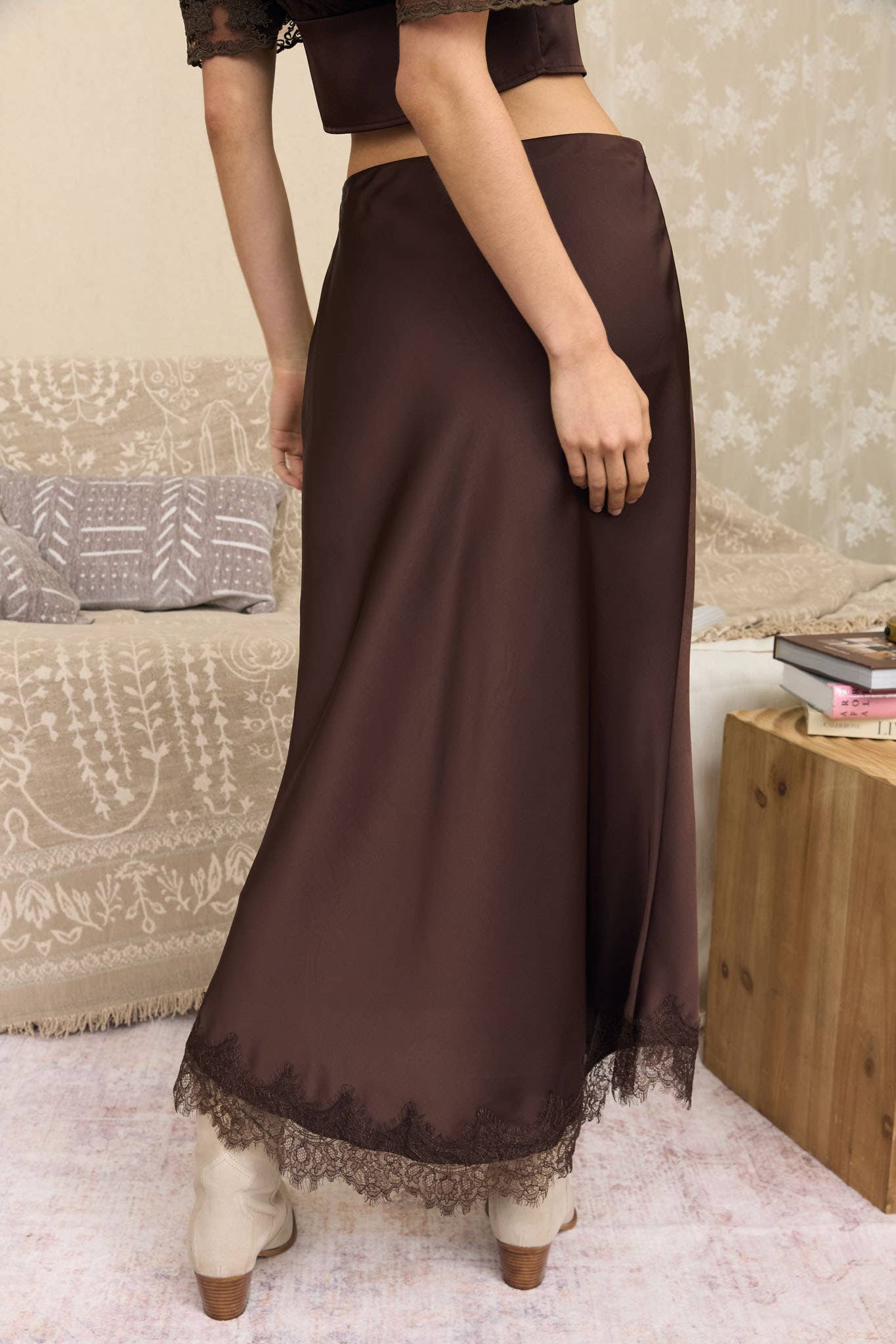 LACE HEM SATIN SLIP-ON PENCIL SKIRT